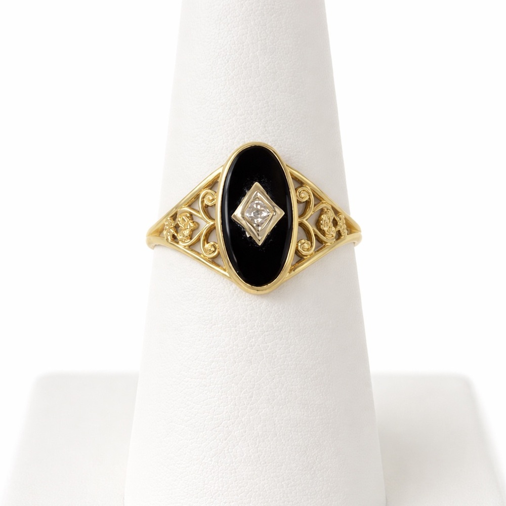 10K Gold Sz 7.5 Onyx & Diamond
Oval Filigree Ring 1.66g